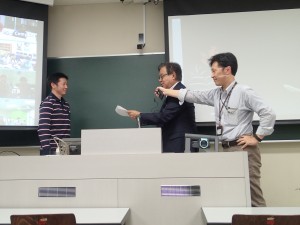 Professor Jun Murai together Professor Keisuke Uehara presented the completion certificate to the participant in Minamata Fieldwork 